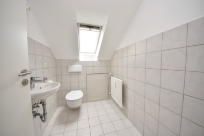 DIETZ: 5-Zimmer-Dachgeschosswohnung mit Garage, Balkon im energetisch sanierten 7FH! Nähe Waldrand! - Gäste WC (702761)