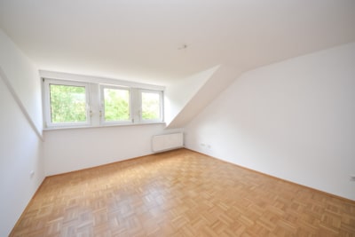DIETZ: 5-Zimmer-Dachgeschosswohnung mit Garage, Balkon im energetisch sanierten 7FH! Nähe Waldrand! - Schlafzimmer 3 von 4 (702753)