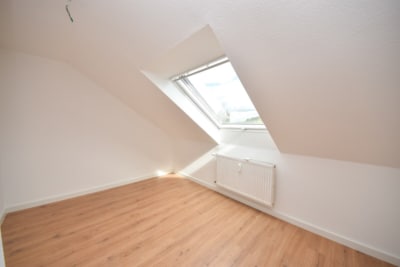 DIETZ: 5-Zimmer-Dachgeschosswohnung mit Garage, Balkon im energetisch sanierten 7FH! Nähe Waldrand! - Schlafzimmer 4 von 4 (702755)