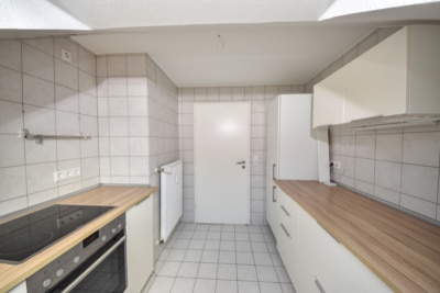 DIETZ: 5-Zimmer-Dachgeschosswohnung mit Garage, Balkon im energetisch sanierten 7FH! Nähe Waldrand! - Küche (702758)