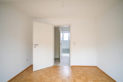 DIETZ: 5-Zimmer-Dachgeschosswohnung mit Garage, Balkon im energetisch sanierten 7FH! Nähe Waldrand! - Schlafzimmer 2 von 4 (702752)