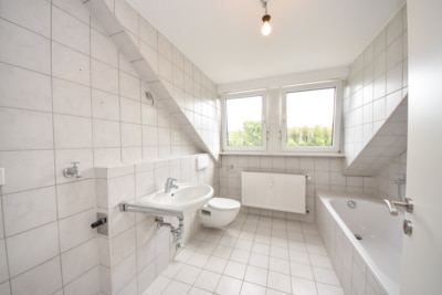 DIETZ: 5-Zimmer-Dachgeschosswohnung mit Garage, Balkon im energetisch sanierten 7FH! Nähe Waldrand! - Tageslicht Badezimmer (702759)
