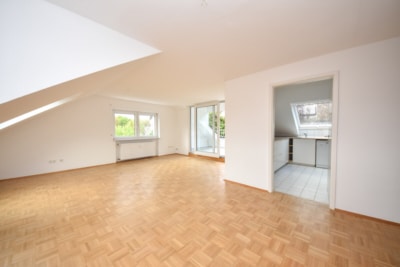 DIETZ: 5-Zimmer-Dachgeschosswohnung mit Garage, Balkon im energetisch sanierten 7FH! Nähe Waldrand! - Offener Wohn- und Essbereich (702748)
