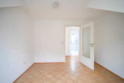 DIETZ: 5-Zimmer-Dachgeschosswohnung mit Garage, Balkon im energetisch sanierten 7FH! Nähe Waldrand! - Schlafzimmer 1 von 4 (702750)