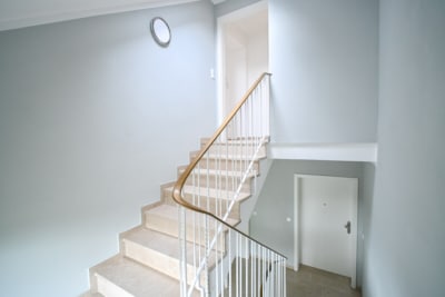 DIETZ: 5-Zimmer-Dachgeschosswohnung mit Garage, Balkon im energetisch sanierten 7FH! Nähe Waldrand! - Treppenhaus (702764)