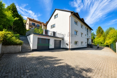 DIETZ: 5-Zimmer-Dachgeschosswohnung mit Garage, Balkon im energetisch sanierten 7FH! Nähe Waldrand! - Außenansicht 7-Familienhaus (702742)