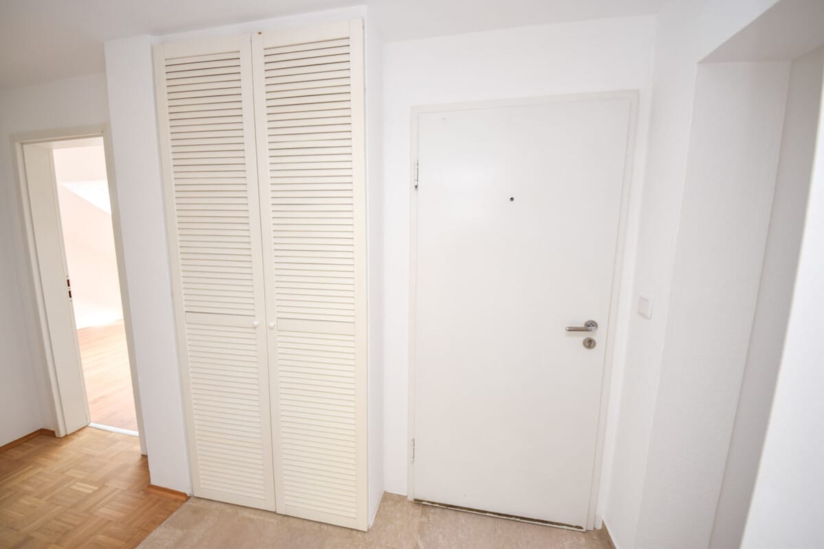 mit Einbauschrank