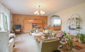 DIETZ: Gepflegter Bungalow mit Garten, Garage und Keller in herrlicher Lage von Wiebelsbach! - Wohnbereich EG (691330)