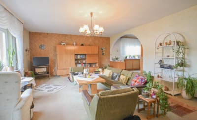 DIETZ: Gepflegter Bungalow mit Garten, Garage und Keller in herrlicher Lage von Wiebelsbach! - Wohnbereich EG (700265)