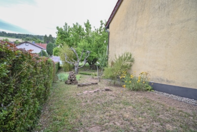 DIETZ: Gepflegter Bungalow mit Garten, Garage und Keller in herrlicher Lage von Wiebelsbach! - Garten (700302)