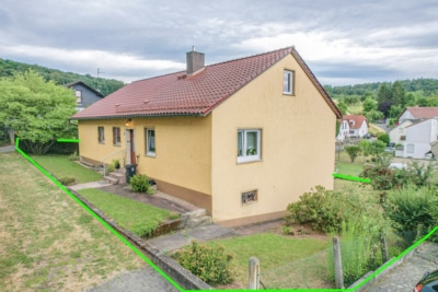 DIETZ: Gepflegter Bungalow mit Garten, Garage und Keller in herrlicher Lage von Wiebelsbach! - Außenansicht (700259)