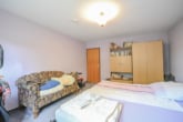 Schlafzimmer KG - DIETZ: Gepflegter Bungalow mit Garten, Garage und Keller in herrlicher Lage von Wiebelsbach!