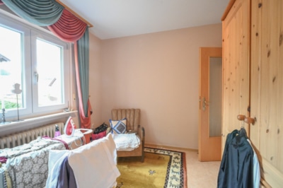 DIETZ: Gepflegter Bungalow mit Garten, Garage und Keller in herrlicher Lage von Wiebelsbach! - Schlafzimmer 3 EG (700275)