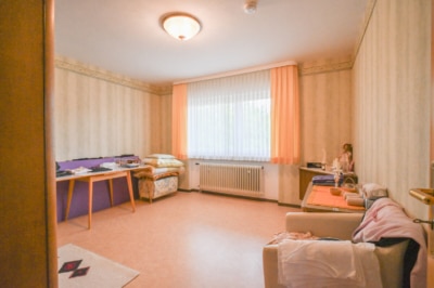 DIETZ: Gepflegter Bungalow mit Garten, Garage und Keller in herrlicher Lage von Wiebelsbach! - Schlafzimmer 2 EG (700272)