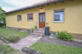 Eingangsbereich - DIETZ: Gepflegter Bungalow mit Garten, Garage und Keller in herrlicher Lage von Wiebelsbach!