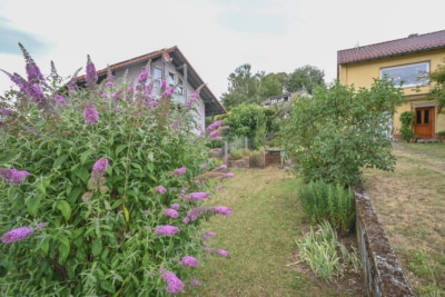 DIETZ: Gepflegter Bungalow mit Garten, Garage und Keller in herrlicher Lage von Wiebelsbach! - Zufahrt Hof/Garage (700311)