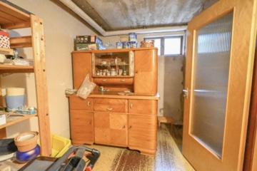 DIETZ: Gepflegter Bungalow mit Garten, Garage und Keller in herrlicher Lage von Wiebelsbach! - Abstellkammer KG (691358)