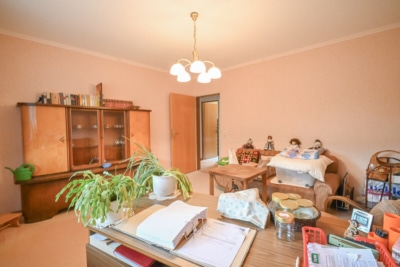 DIETZ: Gepflegter Bungalow mit Garten, Garage und Keller in herrlicher Lage von Wiebelsbach! - Schlafzimmer 1 EG (700271)
