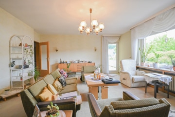 DIETZ: Gepflegter Bungalow mit Garten, Garage und Keller in herrlicher Lage von Wiebelsbach! - Wohnbereich EG (691327)