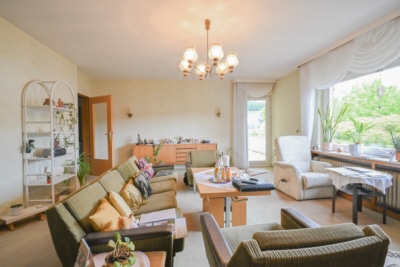 DIETZ: Gepflegter Bungalow mit Garten, Garage und Keller in herrlicher Lage von Wiebelsbach! - Wohnbereich EG (700262)