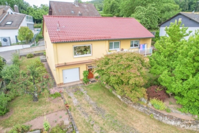 DIETZ: Gepflegter Bungalow mit Garten, Garage und Keller in herrlicher Lage von Wiebelsbach! - Außenansicht (700260)