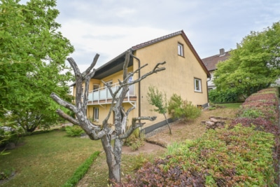 DIETZ: Gepflegter Bungalow mit Garten, Garage und Keller in herrlicher Lage von Wiebelsbach! - Garten (700304)