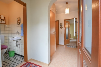 DIETZ: Gepflegter Bungalow mit Garten, Garage und Keller in herrlicher Lage von Wiebelsbach! - Diele EG (700281)