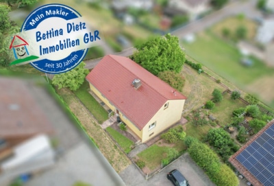 DIETZ: Gepflegter Bungalow mit Garten, Garage und Keller in herrlicher Lage von Wiebelsbach! - Außenansicht (700257)