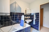 Tageslichtbadezimmer mit Wanne EG - DIETZ: Gepflegter Bungalow mit Garten, Garage und Keller in herrlicher Lage von Wiebelsbach!
