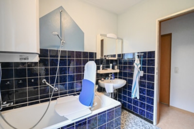 DIETZ: Gepflegter Bungalow mit Garten, Garage und Keller in herrlicher Lage von Wiebelsbach! - Tageslichtbadezimmer mit Wanne EG (700278)