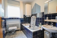 Tageslichtbadezimmer mit Wanne EG