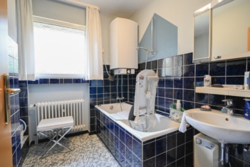 DIETZ: Gepflegter Bungalow mit Garten, Garage und Keller in herrlicher Lage von Wiebelsbach! - Tageslichtbadezimmer mit Wanne EG (691341)