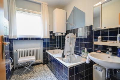 DIETZ: Gepflegter Bungalow mit Garten, Garage und Keller in herrlicher Lage von Wiebelsbach! - Tageslichtbadezimmer mit Wanne EG (700276)