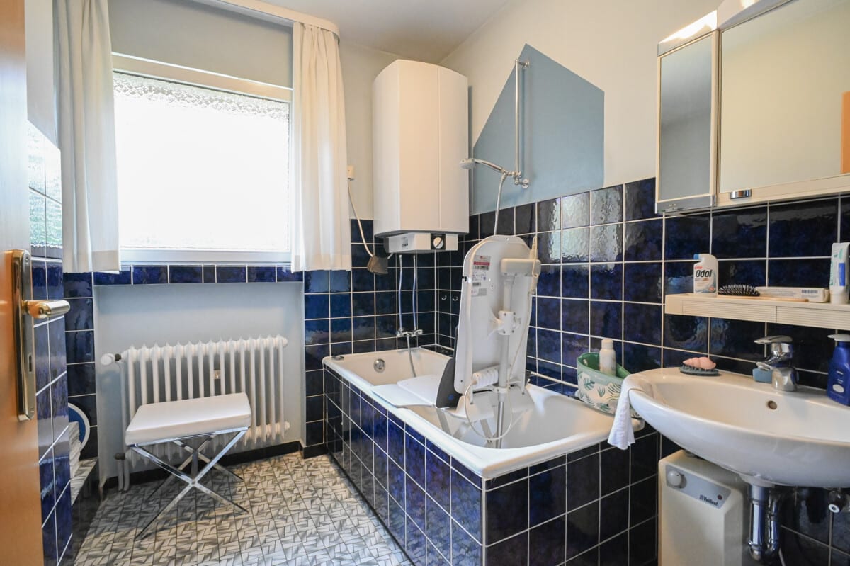 Tageslichtbadezimmer mit Wanne EG