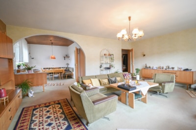 DIETZ: Gepflegter Bungalow mit Garten, Garage und Keller in herrlicher Lage von Wiebelsbach! - Wohn- und Esszimmer EG (700261)