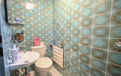 DIETZ: Gepflegter Bungalow mit Garten, Garage und Keller in herrlicher Lage von Wiebelsbach! - Gäste-WC KG (700292)