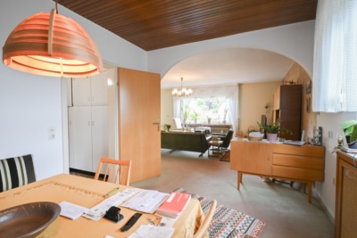 DIETZ: Gepflegter Bungalow mit Garten, Garage und Keller in herrlicher Lage von Wiebelsbach! - Wohn- und Esszimmer EG (700267)