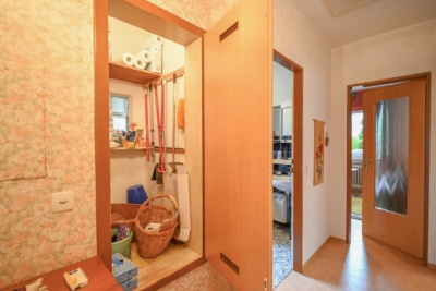 DIETZ: Gepflegter Bungalow mit Garten, Garage und Keller in herrlicher Lage von Wiebelsbach! - Abstellkammer EG (700280)
