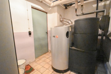 DIETZ: Gepflegter Bungalow mit Garten, Garage und Keller in herrlicher Lage von Wiebelsbach! - Heizungsraum mit Pelletslager KG (691364)