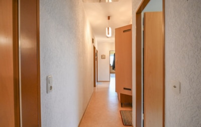 DIETZ: Gepflegter Bungalow mit Garten, Garage und Keller in herrlicher Lage von Wiebelsbach! - Flur EG (700284)