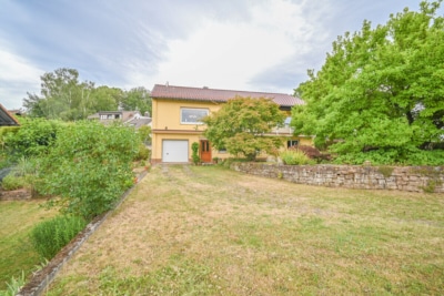 DIETZ: Gepflegter Bungalow mit Garten, Garage und Keller in herrlicher Lage von Wiebelsbach! - Garten (700310)