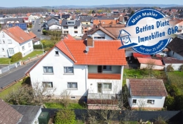 DIETZ: Freiwerdendes 2-Familienhaus mit Nebengebäude in ruhiger Lage von Neuenhaßlau!, 63594 Hasselroth, Zweifamilienhaus