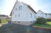 DIETZ: Freiwerdendes 2-Familienhaus mit Nebengebäude in ruhiger Lage von Neuenhaßlau! - Einfahrt
