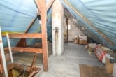 DIETZ: Freiwerdendes 2-Familienhaus mit Nebengebäude in ruhiger Lage von Neuenhaßlau! - Wärmegedämmter Dachboden