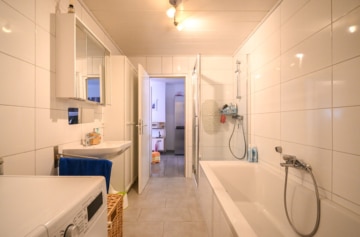 DIETZ: 3 Zimmer Dachgeschoss-Wohnung im 3-Familienhaus mit Garage in Großostheim! - Badezimmer (690341)