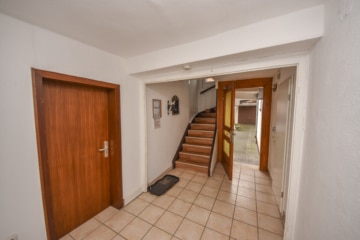 Dietz: Gemütliche 2-3 Zimmer Wohnung mit Einbauküche Hofnutzung im Herzen von Schaafheim! - Eingang Wohnhaus (660845)