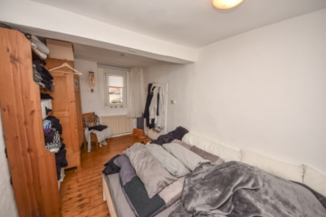 Dietz: Gemütliche 2-3 Zimmer Wohnung mit Einbauküche Hofnutzung im Herzen von Schaafheim! - Schlafzimmer 1 von 1 (660841)