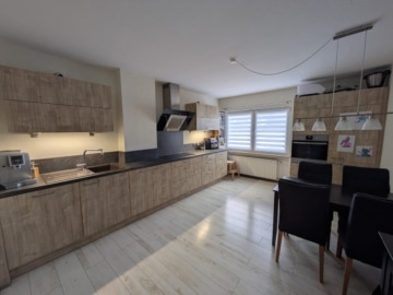 DIETZ: Hier ist PLATZ! Haus im Haus! Helle 4 Zimmerwohnung mit eigenem Eingang, überdachter Balkon - Einbauküche VHB (645081)