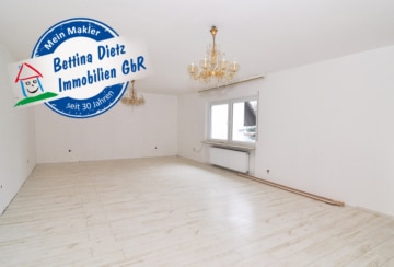 DIETZ: Hier ist PLATZ! Haus im Haus! Helle 4 Zimmerwohnung mit eigenem Eingang, überdachter Balkon - Großes Wohnzimmer (645078)