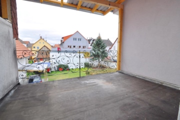 DIETZ: Hier ist PLATZ! Haus im Haus! Helle 4 Zimmerwohnung mit eigenem Eingang, überdachter Balkon - Balkon Dachterrasse (645089)